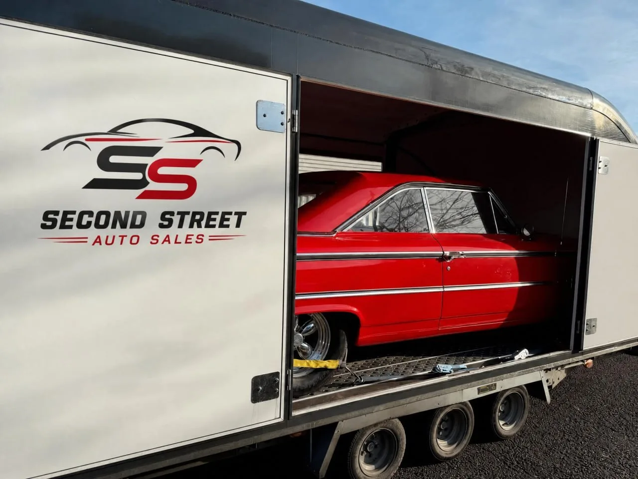 Individual enclosed transport trailer